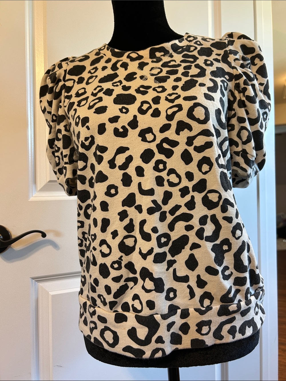 Who What Wear Beige and Black Leopard Puff-Sleeve Top - Picture 5 of 9